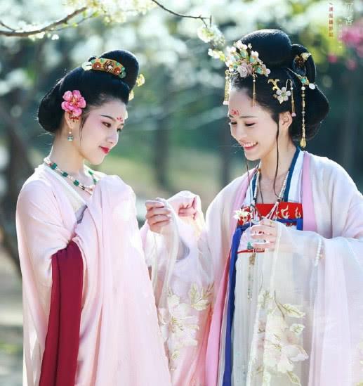 街拍春暖花开,古风女孩也是时髦精,衣裙真的好美