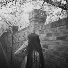 黑白高冷女生纹身头像背影