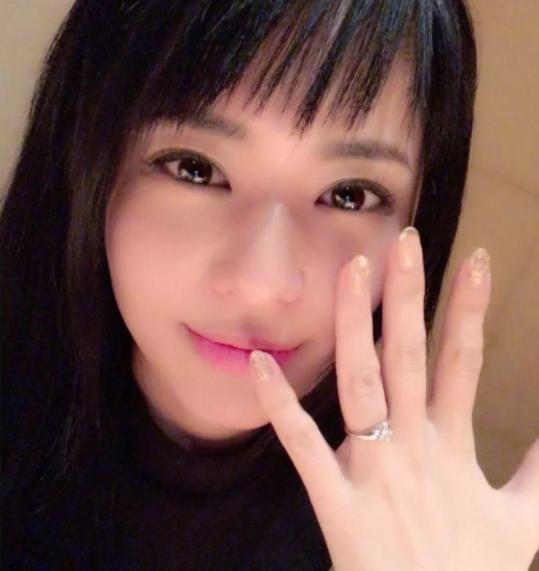 有种整容叫苍井空生娃,产后身材依旧迷人,犹如20多岁小姑娘