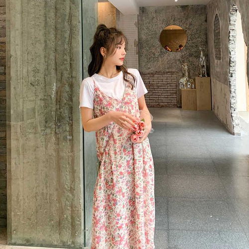 54岁王祖贤好状态美上热搜穿浅色碎花裙露纤细小腿,背影像少女