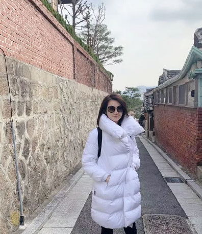 洪欣太会显嫩了,穿吊带长裙显少女感,张丹峰真该好好珍惜