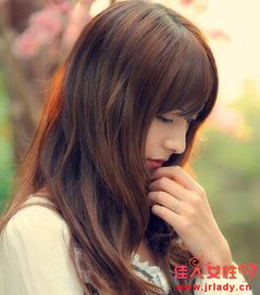 淑女卷发发型图片搭配金黄色和棕黄色很知性