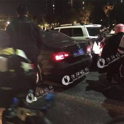 溧阳新华街路段一男子醉躺马路牙子呼呼大睡江南春商城唯一台电梯趴窝十多年是怎么啦溧阳又上央视发现之旅频道今晚1745开播