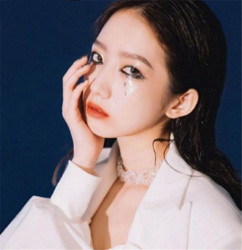 火箭少女烟熏妆,杨芸晴酷帅,孟美岐高冷,看到杨超越暗黑萝莉