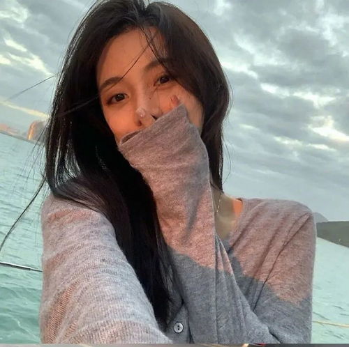 爱辽绝美女生头像拿去吧你