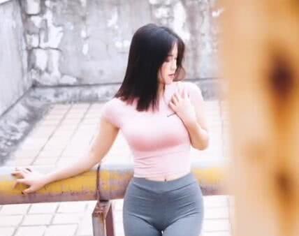 紧身裤缩水也敢穿侧身s型曲线美如画,转过身三角区真尴尬