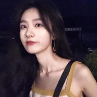 女生头像锁骨露肩吊带