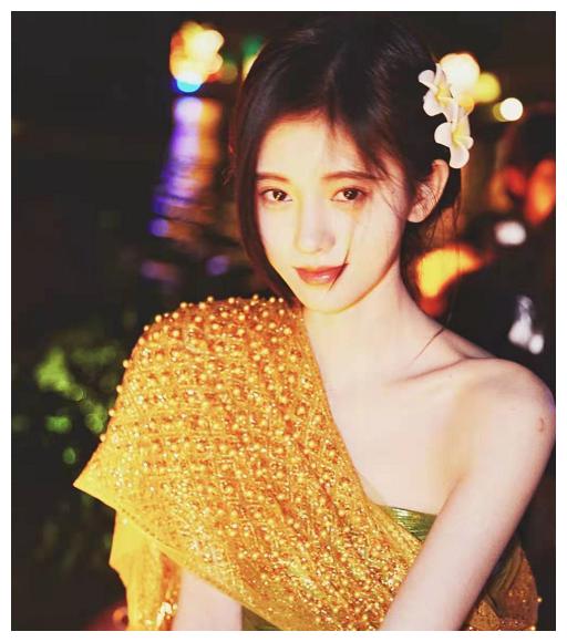 离开半永久港风妆容的鞠婧祎终于美出新高度,绿色民族风太抢眼