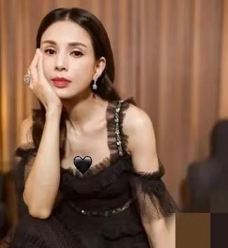 52岁李若彤下腰大秀好身材,背心显露马甲线,高马尾活力似少女