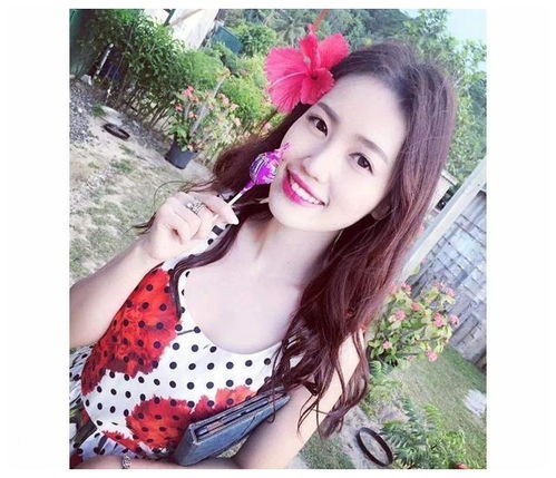 王宝强戴霸气黑超携女友出门,她穿一身粉配白,气质佳