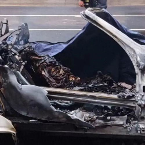 保时捷撞树起火,车主被烧身亡,身份和朋友圈曝光现场照片流出