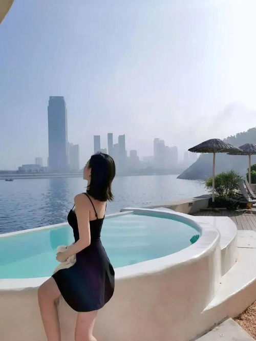 美女在海边浪漫风情万种,身穿一袭黑色比基尼泳装尽显妩媚动人