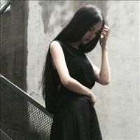 女生伤心难过侧身靠墙头像