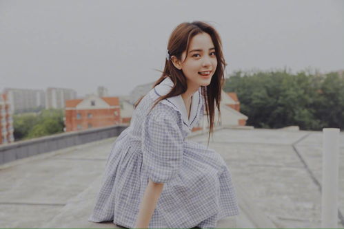 欧阳娜娜少女感都快溢出来了蓝白格子裙清新又唯美,刷新了我对她的认知