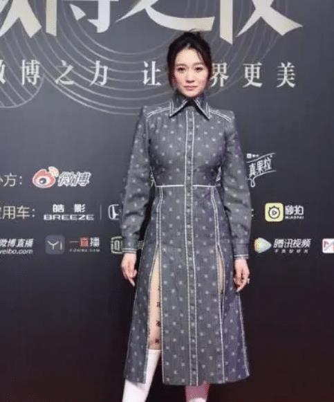 高肩连衣裙搭配肉色丝袜,李小冉变身最丑影后,网友,肥了艺术家时尚达人电视演员电影演员网易订阅