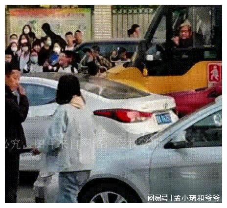 两辆车发生刮擦,女司机下车一顿输出,男子我不敢还手啊