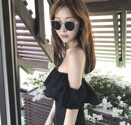 身姿飒爽的比基尼泳衣美女,清艳脱俗,尽显魅力女人的性感气质