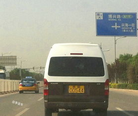 悍马h2和大众在一起,两个车牌天生一对,一股霸气