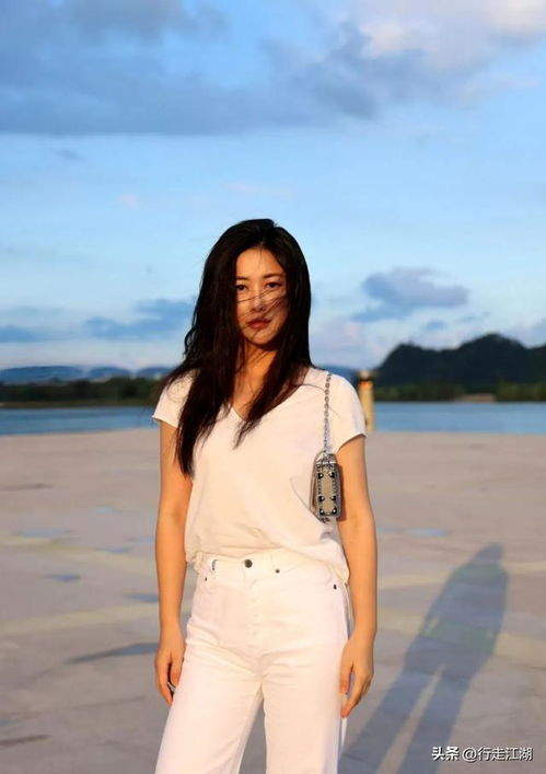 40岁朱珠晒夕阳照,穿白色体恤白色长裤,白银女人高贵优雅