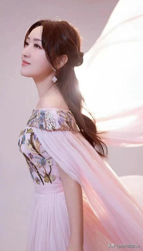 人美歌甜的杨钰莹,素有不老女神之称,楚楚动人的写真照