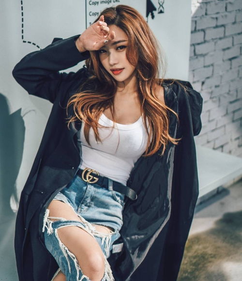 大气妩媚的精致美女,婀娜身姿衬托完美时尚感,邪魅眼神一眼万年