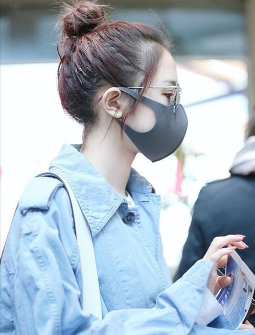 女明星出席机场,天蓝色风衣少女感满满,甜美气息很是吸睛