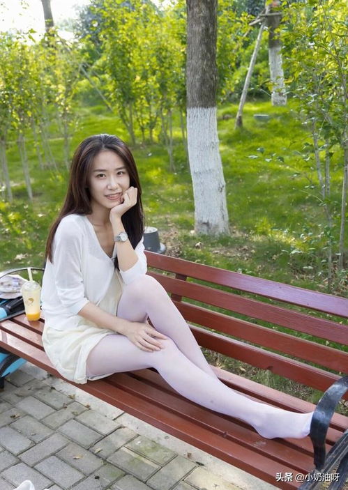 美女写真小姐姐白色裙子搭配白色丝袜,很仙气