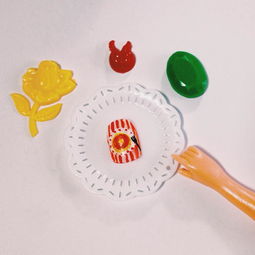 插画家女孩的粉嫩手绘感森女指彩连花草猫
