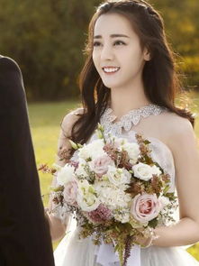 女星手里捧花,赵丽颖清新,杨幂高贵,热巴甜美,而她令人心动