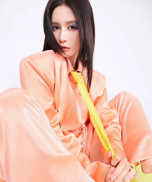 蔡卓宜橙红色西装,配蓝色眼妆,甜美女孩霸气十足