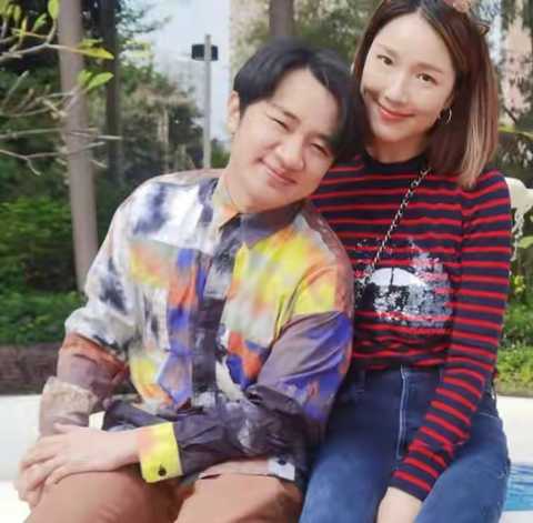 李亚男晒一家四口照,两个女儿太像双胞胎,王祖蓝小鸟依人太娇羞