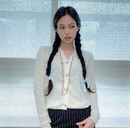 jennie终于打开了,穿着开叉奶奶的裙子显示摆拍