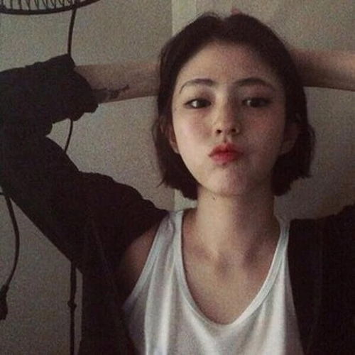 短发女生头像霸气侧漏眼神犀利