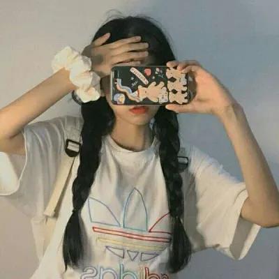 拿手机女头,自拍挡脸与人间寥寥月色,长眠一场