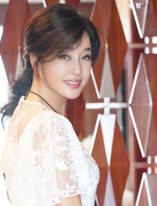 64岁刘晓庆官宣换头像,容颜返嫩似少女,穿公主裙美成人间仙子