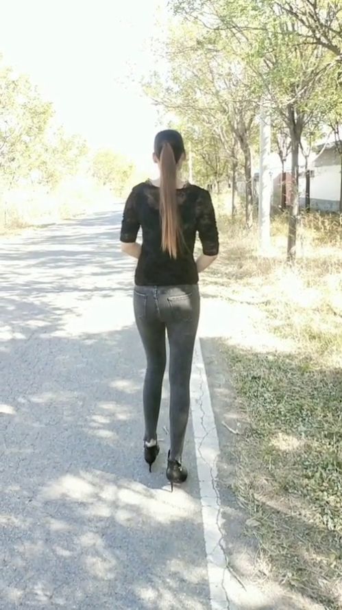 气质的美女很优秀,一个背影都很美