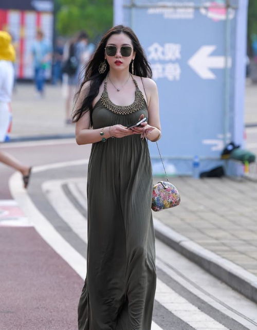 时尚优雅的连衣裙装扮展现女神动人风姿,穿出年轻自信