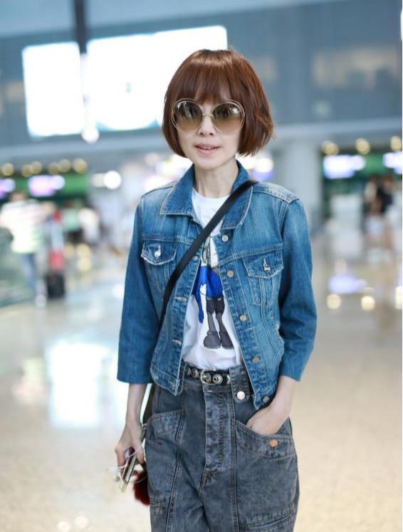 鲁豫很会打扮,白色卡通tee牛仔外套,46岁穿出少女感