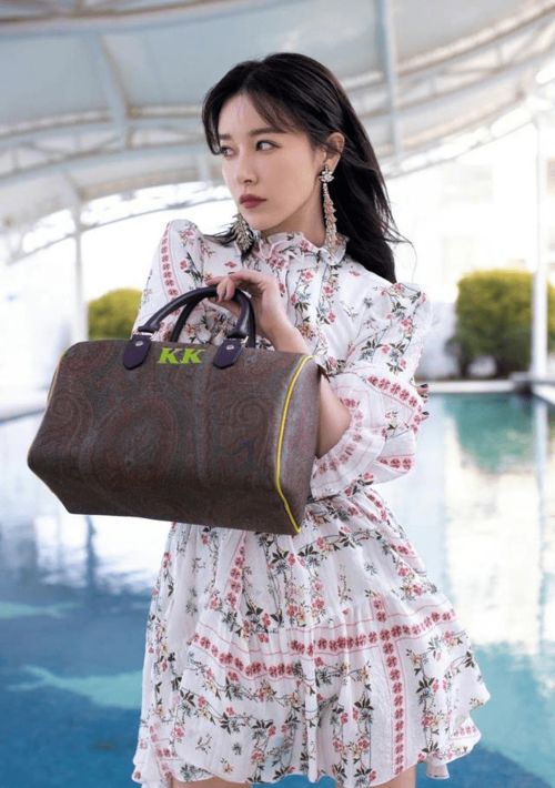 阚清子两任助理都去结婚,小粉花裙清新可爱,再现高级街拍