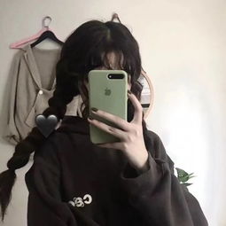 个性手机挡脸的女生头像