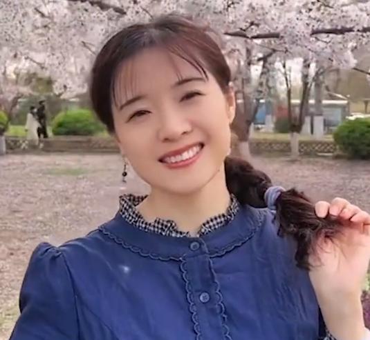 河南一姥姥带娃常被误认为是亲妈,网友看到照片后惊叹太少女了