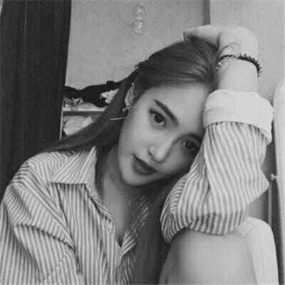 女生高冷黑白孤独头像抖音