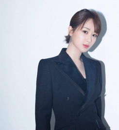 西装头像成熟稳重女杨紫