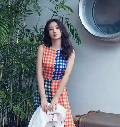 柳岩一身清爽打扮现身,装扮个性少女,可惜败给了这双鞋拉低美感