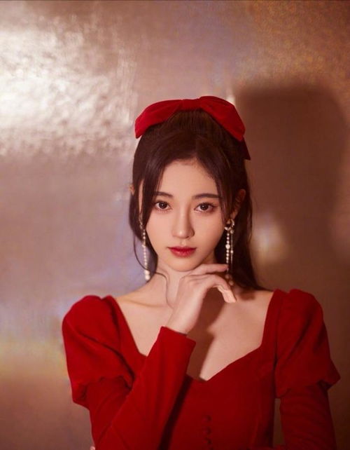 鞠婧祎不愧是青春美少女,一身紧身暗色穿搭,尽显迷人身姿