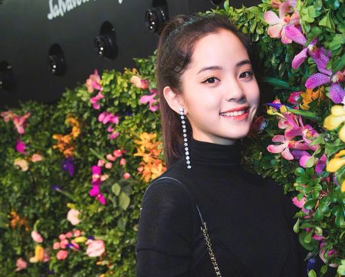 女星红毯准备工作绝了刘海喷发胶,露出来的地方全打粉底涂高光