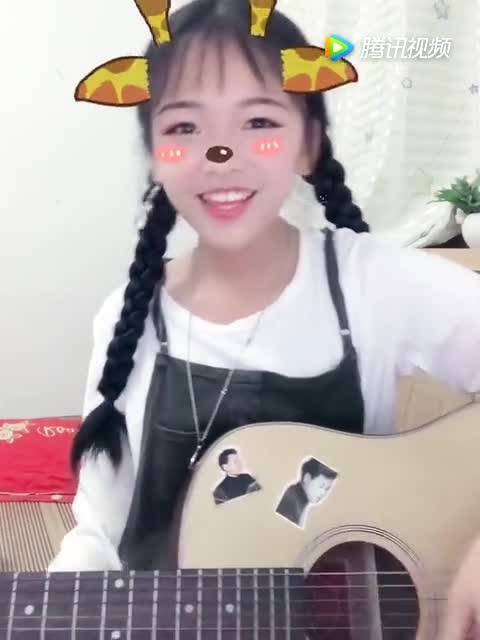 可爱女生吉他弹唱追光者真好听,笑起来美极了