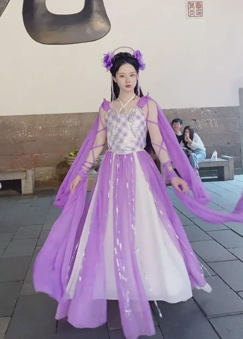 杭州西湖一美女,仙气飘飘地游走在西湖街头