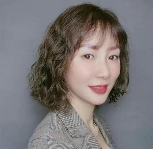50岁女人脸上有这3个特征,建议别烫卷发了,容易显老显胖