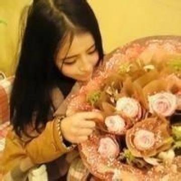 捧花的女生好美